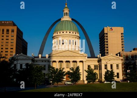Mai 15, 2019, St. Louis, MO., USA - Alt St. Louis Gerichtsgebäude, Gateway Arch, der historischen Entscheidung Dred Scott Bürgerkrieg auslösen Stockfoto