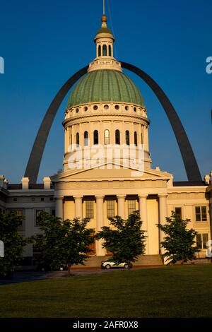 Mai 15, 2019, St. Louis, MO., USA - Alt St. Louis Gerichtsgebäude, Gateway Arch, der historischen Entscheidung Dred Scott Bürgerkrieg auslösen Stockfoto