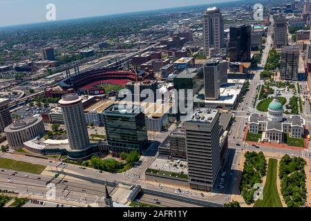 Mai 16, 2019, St. Louis, MO., USA - Blick vom Gateway Arch St. Louis Skyline und Busch Stadium Stockfoto