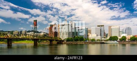 Mai 29, 2019, Portland, OR., USA - Panorama Portland Oregon Skyline am Columbia River. Stockfoto