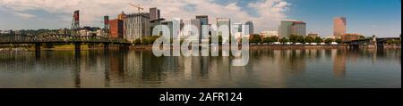 Mai 29, 2019, Portland, OR., USA - Panorama Portland Oregon Skyline am Columbia River. Stockfoto