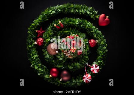 Weihnachten Tannenbaum Spirale mit schönen Verzierungen Stockfoto