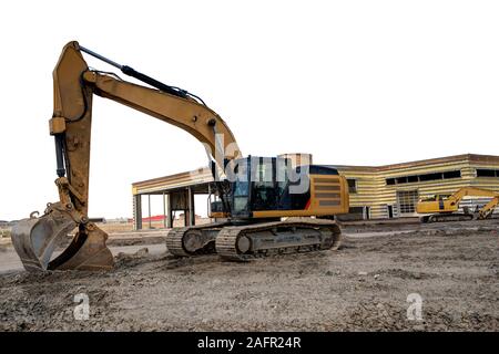 Aushub Maschinen auf der Baustelle, auf weißem Hintergrund. Ausschneiden. Stockfoto