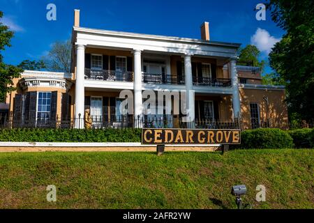 APRIL 29, 2019, VICKSBURG, MISS., USA - Cedar Grove historisches Haus in Vicksburg, Mississippi Stockfoto