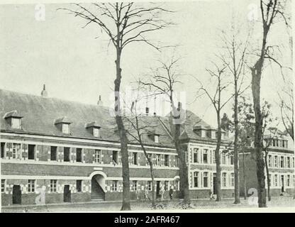 . Louis XIV de Flandres: les Institutionen, les hommes et les Méthodes dans une Provinz nouvellement annexée, 1667-1708; affaires militaires, administratives, Handelsgesellschaften, Politiques, Judiciaires, ecclésiastiques et diplomatiques. ons et ainsi Aider à la construction de lacitadelle. M. Le Peletier négocia donc secrètement et passen fairela Proposition par un particulier, qui feignit de vouloir traiterpour son compte. Le Bailli dArmentières, qui était lagent ducomte dEgmont, entra en Pourparlers; laffaire fut débattueet Voilant trouva plus avantageux dacheter le tout en gros, Plutôt quen détail