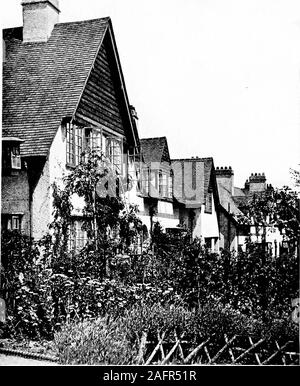 . Letchworth Garden City in 55 Bildern. 28 II. Einige LETCHWORTH COTTAGES, wenn man zu Hause ist, wie diejenigen über affeSlions everythingin der Nachbarschaft wachsen…. Anfang mit meinem Haus, Jede sticand Stein Es ist mir lieb wie mein Herz Blut; Ich finde eine myselflaying affeBionate Hand auf die Tür Post, Pat, wie ich Grundel, zum Gartentor. Die privaten PAPIERE VON HENRY RYECROFT. 30. Hütten in der Nähe der Station Cottage Gebäude hat immer considerableattention in Letchworth erhalten; und nirgends, vielleicht gibt es so viele hervorragend gebaut und plannedsmall Wohngebiet Cottages und, Stockfoto