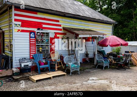 17. Mai 2019, GASCONADE County, Missouri, USA malerisches Haus mit Material auf der Veranda in Gasconade County Missouri, nicht weit von Jefferson City, MO. Stockfoto