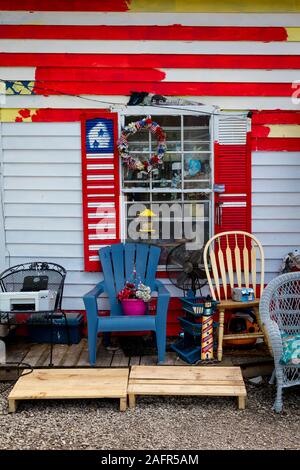 17. Mai 2019, GASCONADE County, Missouri, USA malerisches Haus mit Material auf der Veranda in Gasconade County Missouri, nicht weit von Jefferson City, MO. Stockfoto