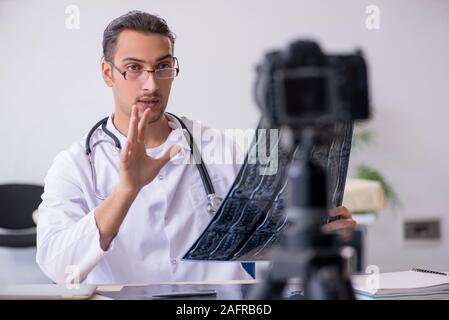 Die jungen männlichen Arzt Radiologe Aufnahme von Video für seinen Blog Stockfoto