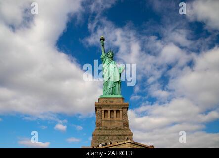 Freiheitsstatue isoliert auf den blauen Himmel mit weißen Wolken auf der sonnigen Tag, New York, USA. Oktober, 2018. Stockfoto