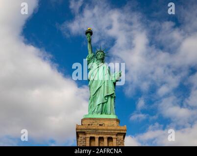 Freiheitsstatue isoliert auf den blauen Himmel mit weißen Wolken auf der sonnigen Tag, New York, USA. Oktober, 2018. Stockfoto