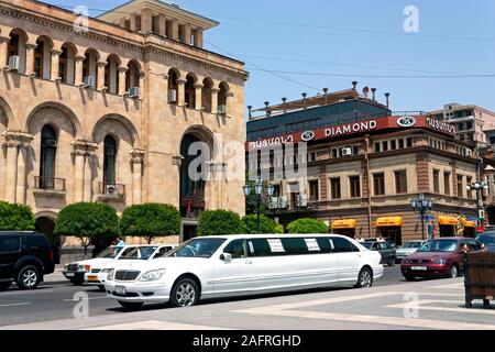 YEREVAN, Armenien - August 02,2012: Platz der Republik im Zentrum von Eriwan, Armenien - eine der ältesten Städte der Welt. Stockfoto