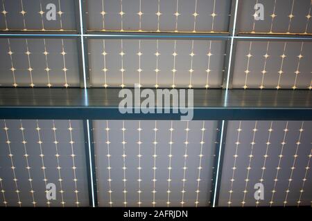 Unterseite Design eines Solar Panels Solar Vordach auf der Garage installiert. Solarzellen wandeln die Strahlen der Sonne in Strom und Anbietern Stockfoto