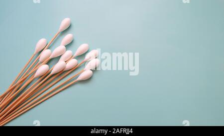 Lange Wattestäbchen mit großen Tipps für die Reinigung Ohr des Tieres. Stockfoto