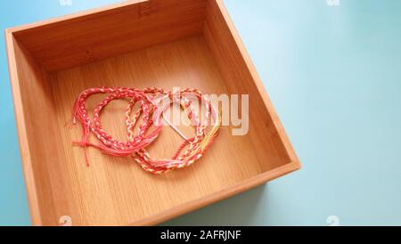 Zwei freundschaftsbänder in einer Holzkiste. Stockfoto