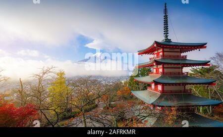 Die schöne Landschaft des Berges Fuji mit chureito Pagode um maple leaf Baum im Herbst Jahreszeit an Fujiyoshida, Yamanashi, Japan auf Morgen Sonnenaufgang Stockfoto