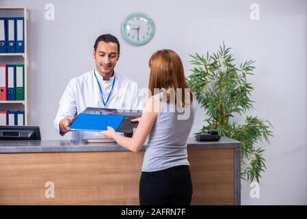 Die junge Patientin an der Rezeption im Krankenhaus Stockfoto
