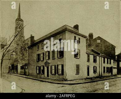 . Boston, hundert Jahre eine Stadt: eine Sammlung von Ansichten aus seltene Drucke und alten Fotografien zeigen die Veränderungen, die in Boston während der hundert Jahre ihrer Existenz als Stadt, 1822 - 1922 aufgetreten sind. 8. Von einem Foto der Freundlichkeit der Exchange Club der BRADLEE - DOGGETT HAUS Formerlyon der Ecke von Tremont und Hollis Straßen, wo einige der BostonTea Partei montiert. Auf der linken Seite des Bildes kann der HollisStreet Kirche, später als die Hollis Street Theater verändert gesehen werden. 9 Von einem Foto der Freundlichkeit der Exchange Club TEMPEL PLACELooking in Richtung Tremont Street und t Stockfoto