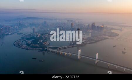 Peking, China. Nov, 2019 18. Luftaufnahme auf Nov. 18, 2019 zeigt eine Landschaft von Macao Halbinsel im Süden von China. Am 04.12.20, Macau wird der 20. Jahrestag der Rückkehr in der Heimat feiern. Credit: Cheong kam Ka/Xinhua/Alamy leben Nachrichten Stockfoto