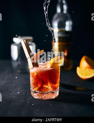 Alkoholfreien Cocktail mit Orangen schälen und Eis. Stockfoto