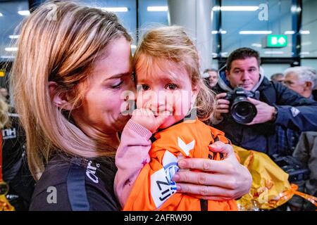 Schiphol, Niederlande. 17 Dez, 2019. Schiphol, Plaza, 17-12-2019, Handball Spieler Polman genießt in Schiphol, nach der WM in Japan Credit: Pro Schüsse/Alamy leben Nachrichten Stockfoto