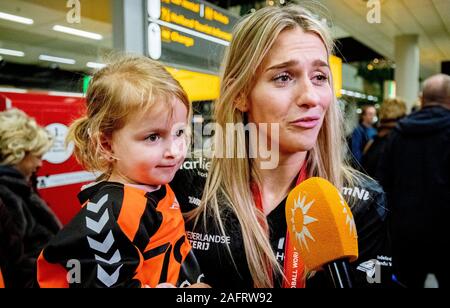 Schiphol, Niederlande. 17 Dez, 2019. Schiphol, Plaza, 17-12-2019, Handball Spieler Polman genießt in Schiphol, nach der WM in Japan Credit: Pro Schüsse/Alamy leben Nachrichten Stockfoto