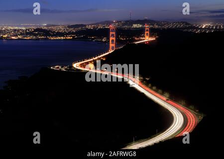 Die Golden Gate Bridge und die US 101, die im Dunkeln leuchten Stockfoto