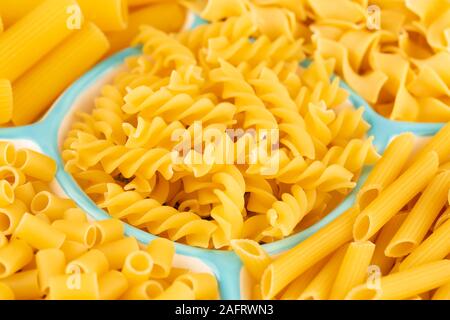 Verschiedene Arten von italienischen Pasta in der Keramik. Stockfoto