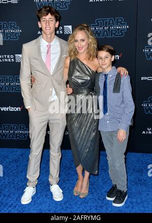 Los Angeles, USA. 16 Dez, 2019. LOS ANGELES, USA. Dezember 16, 2019: Kim Raver, Leo Kipling Boyer & Lukas West Boyer bei der Weltpremiere von 'Star Wars: Der Aufstieg der Skywalker' am El Capitan Theatre. Foto: Paul Smith/Alamy leben Nachrichten Stockfoto