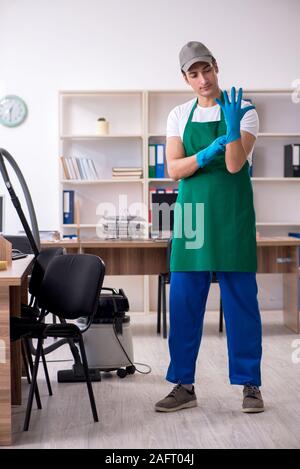 Die junge schöne Auftragnehmer Reinigung der Büro Stockfoto