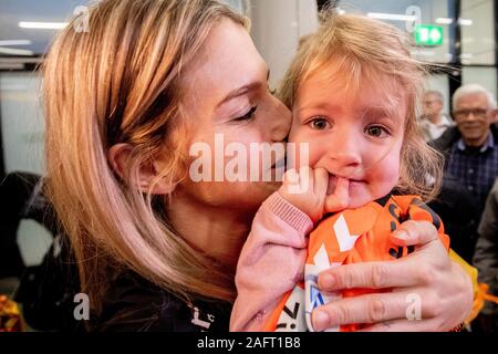 Schiphol, Niederlande. 17 Dez, 2019. Schiphol, Plaza, 17-12-2019, Handball Spieler Polman genießt in Schiphol, nach der WM in Japan Credit: Pro Schüsse/Alamy leben Nachrichten Stockfoto