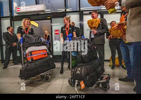 Schiphol, Niederlande. 17 Dez, 2019. Schiphol, Plaza, 17-12-2019, Handball Spieler Polman genießt in Schiphol, nach der WM in Japan Credit: Pro Schüsse/Alamy leben Nachrichten Stockfoto