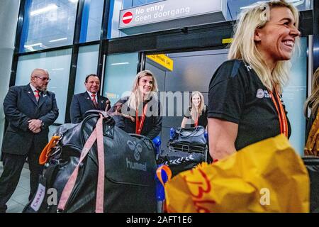 Schiphol, Niederlande. 17 Dez, 2019. Schiphol, Plaza, 17-12-2019, Handball Spieler Polman genießt in Schiphol, nach der WM in Japan Credit: Pro Schüsse/Alamy leben Nachrichten Stockfoto