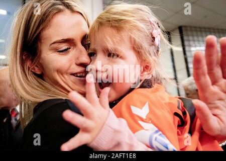 Schiphol, Niederlande. 17 Dez, 2019. Schiphol, Plaza, 17-12-2019, Handball Spieler Polman genießt in Schiphol, nach der WM in Japan Credit: Pro Schüsse/Alamy leben Nachrichten Stockfoto