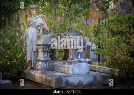 Bonaventure Cemetery ist eine ländliche Friedhof auf einem malerischen Bluff der Wilmington Flusses, östlich von Savannah, Georgia. Stockfoto