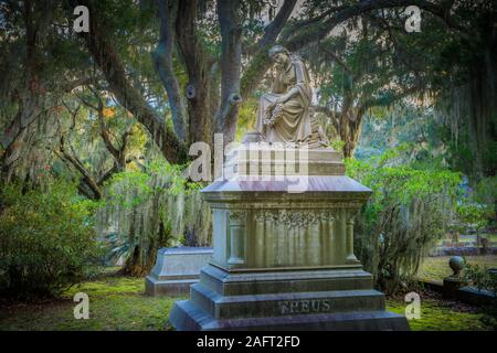 Bonaventure Cemetery ist eine ländliche Friedhof auf einem malerischen Bluff der Wilmington Flusses, östlich von Savannah, Georgia. Stockfoto