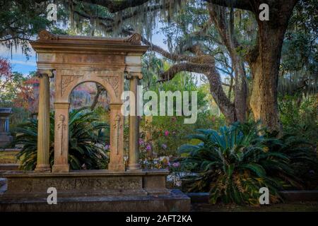 Bonaventure Cemetery ist eine ländliche Friedhof auf einem malerischen Bluff der Wilmington Flusses, östlich von Savannah, Georgia. Stockfoto