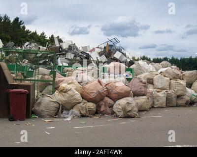 Masterton, Wairarapa/Neuseeland - Dezember 17, 2019 Fächer sortiert Kunststoff und anderen Abfällen an der örtlichen Recycling Anlage Stockfoto