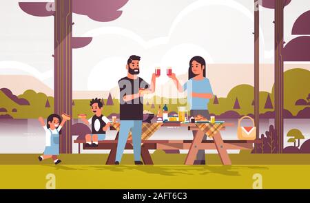 Glückliche Eltern und Kinder essen Hot dogs Saft trinken Familie in Picknick Wochenende Konzept Ufer Landschaft Hintergrund Flachbild voller Länge horizontale Vektor illustration Stock Vektor