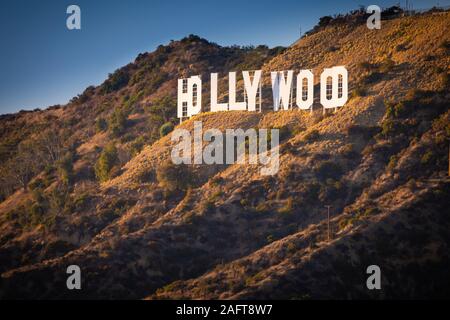 Der Hollywood Sign (ehemals Hollywoodland Zeichen) ist ein US-amerikanischer Sehenswürdigkeiten und kulturelle Ikone mit Blick auf Hollywood, Los Angeles, Kalifornien. Stockfoto