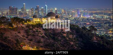 Das Griffith Observatory ist eine Einrichtung in Los Angeles, Kalifornien, sitzen auf dem Südhang des Mount Hollywood in Los Angeles Griffith Park. Stockfoto