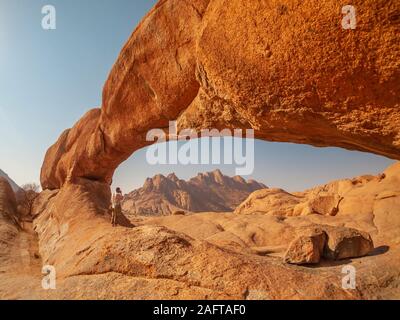 Rock arch in der Spitzkoppe Nationalpark, Namibia. Stockfoto