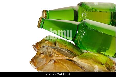 Helles Bier in Flaschen und geräuchertem Fisch auf weißem Hintergrund Stockfoto