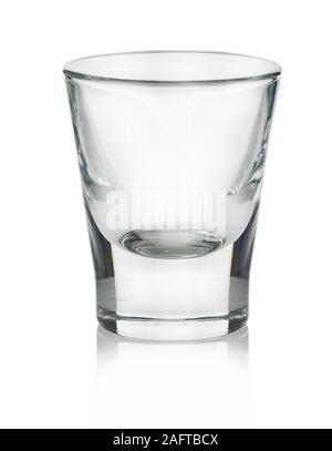 Leere Glas für ein starkes alkoholisches Getränk auf weißem Hintergrund isoliert Stockfoto
