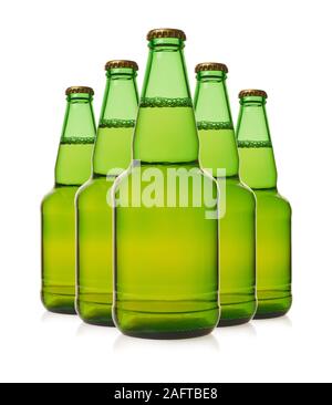 Helles Bier in Flaschen auf einem weißen Hintergrund isoliert Stockfoto