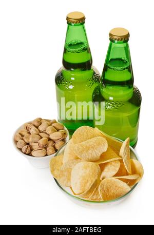 Bier in Flaschen mit Chips und Pistazien auf weißem Hintergrund isoliert Stockfoto