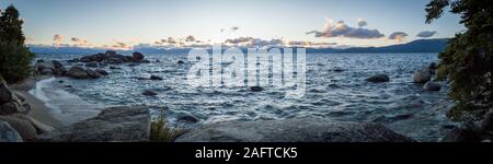 Ein Panorama auf den Lake Tahoe an einem stürmischen Tag bei Sonnenuntergang im Herbst. Stockfoto