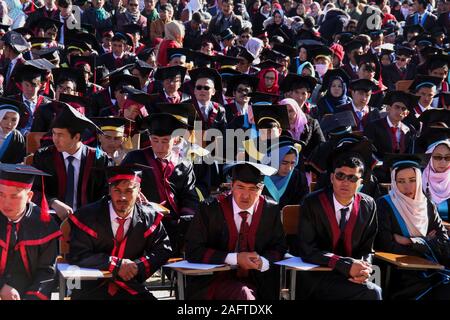 Bamiyan, Afghanistan. 16 Dez, 2019. Studenten nehmen an der diplomverleihung an der Universität in Bamyan Provinz Bamyan, Nordafghanistan, Dez. 16, 2019. Mehr als 1.400 Studenten nahmen an der Zeremonie am Montag. Credit: Noor Azizi/Xinhua/Alamy leben Nachrichten Stockfoto