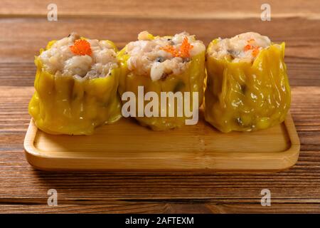 Seitenansicht traditionelle kantonesische dium Summe der Siu Mai oder Gedämpftes Schweinefleisch Knödel Stockfoto