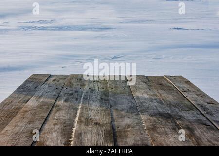 Arbeitsplatte mit Blick auf den Winter Lake. Winter Pavillon am Ufer eines zugefrorenen See. Stockfoto